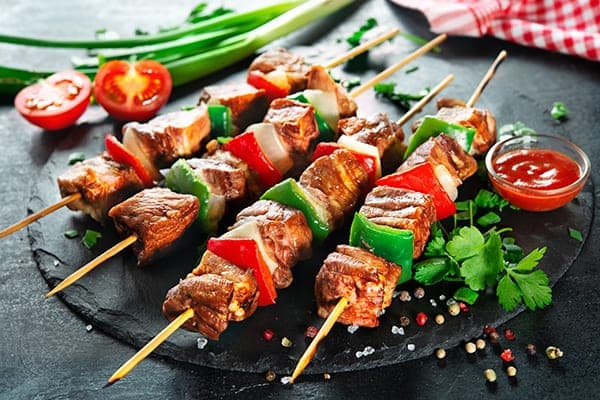 كباب دجاج بالعسل والبطاطا الحلوة على شواية ساهارا