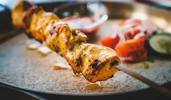 أسياخ دجاج تكا مشوي على شواية ساهارا